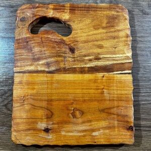 Hand Crafted 12x10 Live Edge ACACIA Wood Charcuterie Cutting Board w/Handle EUC